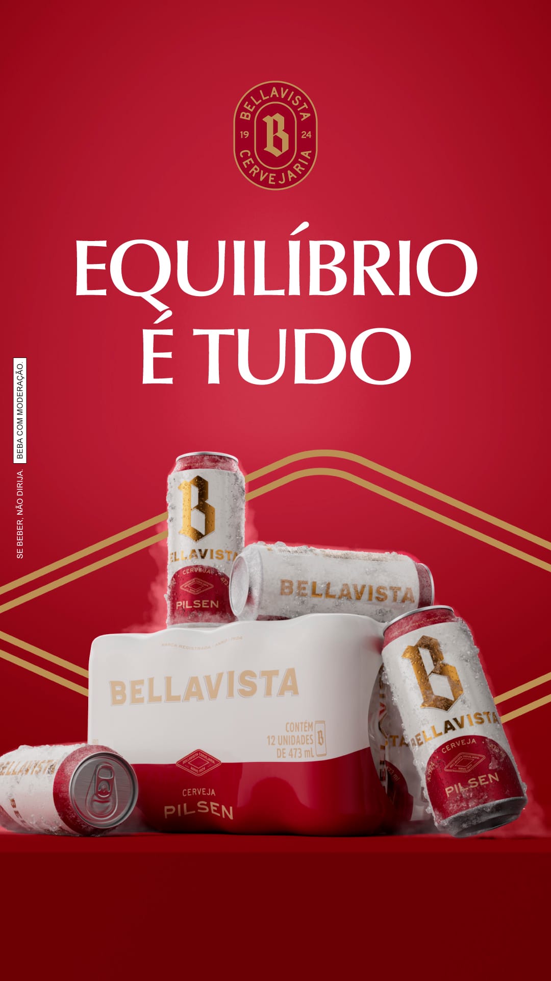 Fardo de 12 latas geladas da Bellavista Pilsen sobre fundo vermelho com detalhes dourados, tagline "Equilíbrio é tudo" e selo Bellavista Cervejaria Anno 1924
