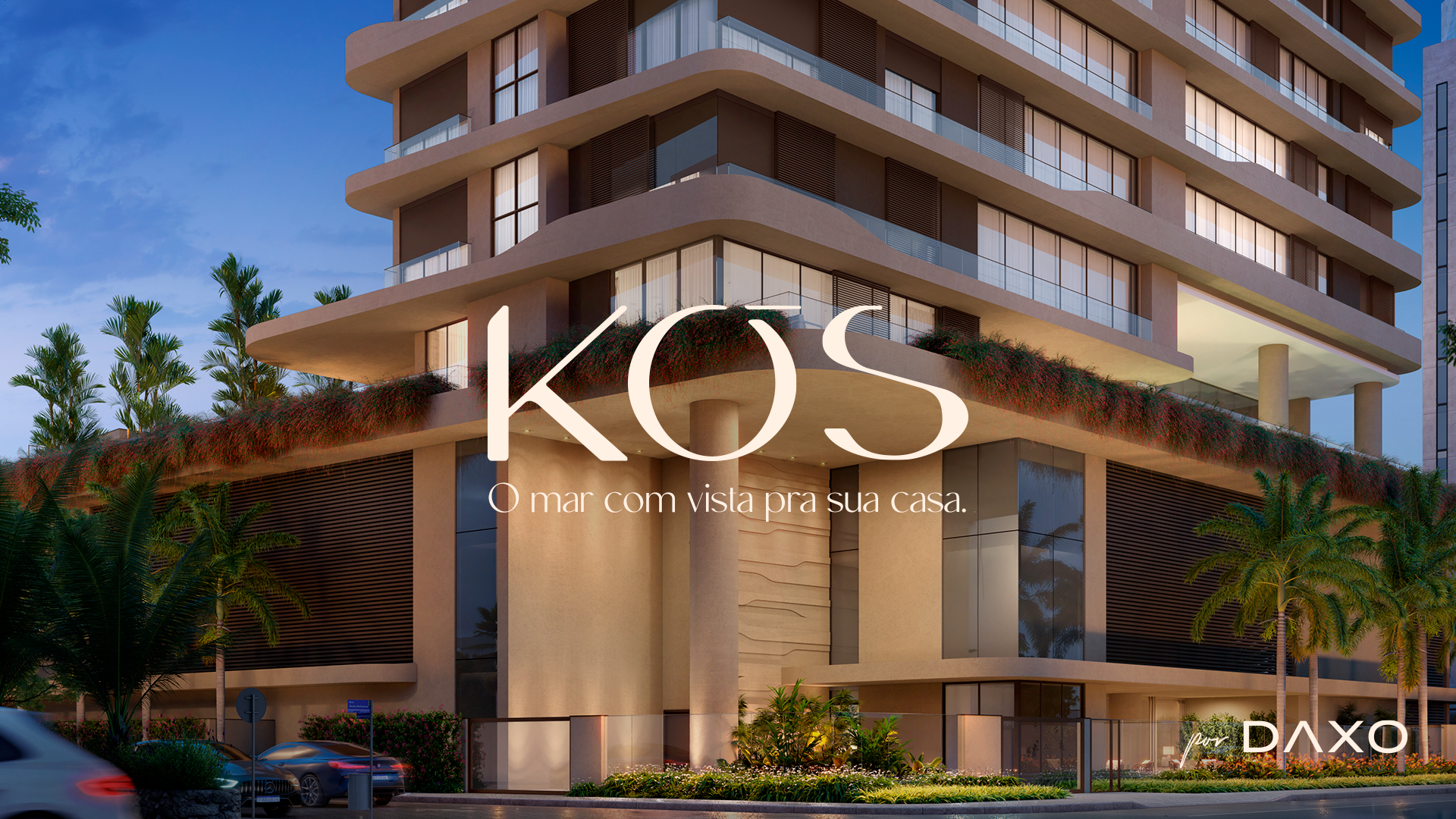 Capa do case Kós Balneário Piçarras: fachada do edifício iluminada ao entardecer com palmeiras, texto "KŌS O mar com vista pra sua casa." e assinatura "por Daxo"