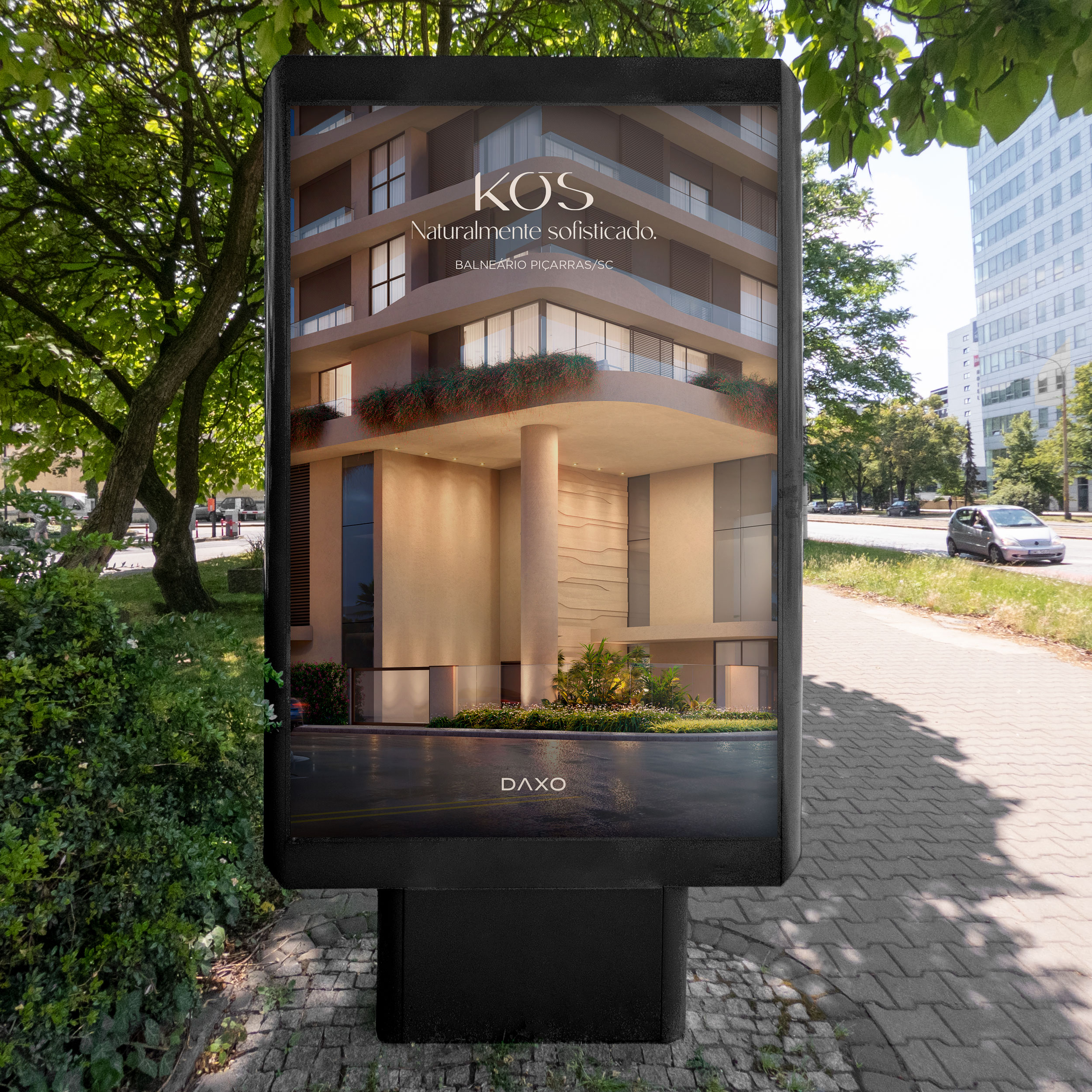 Mockup de totem de mobiliário urbano com anúncio do Kós mostrando a fachada do edifício, texto "Naturalmente sofisticado." — peça do lado esquerdo do díptico publicitário